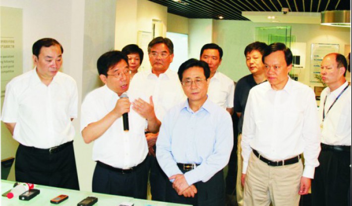 曾任中央书记处书记赵洪祝（时任浙江省委书记）；中央政治局委员黄坤明（时任荆门市委书记）